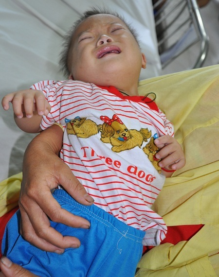 Nhìn con đau đớn, chị Hiểu bất lực không biết làm cách nào.