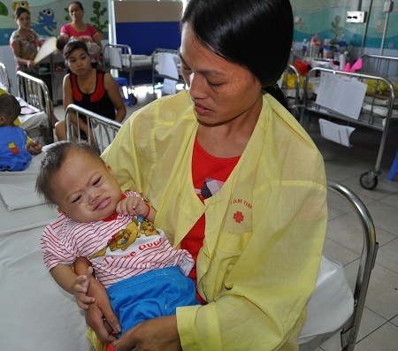  Gương mặt người mẹ dân tộc Dáy không tiền như đờ đẫn vì bất lực.