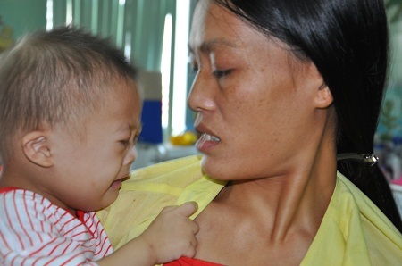  Gương mặt người mẹ dân tộc Dáy không tiền như đờ đẫn vì bất lực.