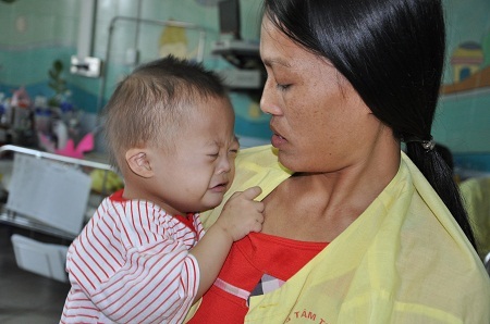 Nhìn con đau đớn, chị Hiểu bất lực không biết làm cách nào.