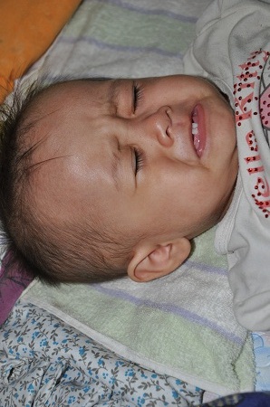 Ánh khóc thét lên mỗi lần đau đớn.