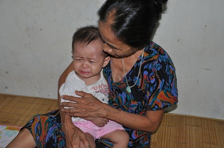 Những cơn đau khiến em không ngừng khóc.