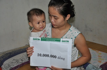 Gia đình nhận 10 triệu đồng được trích nóng từ Quỹ Nhân Ái của báo điện tử Dân trí.