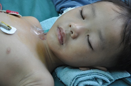 Sức khỏe còn quá yếu khiến bé Anh gần như bất tỉnh.