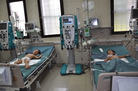 Bị bố cho uống thuốc diệt cỏ, khiến hai anh em Anh và Linh phải nhập viện cấp cứu.