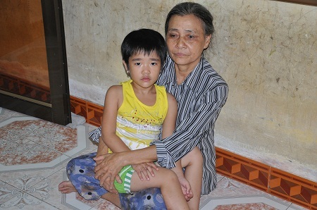 Bé Vân Anh vẫn nghĩ mẹ đi đâu lâu về khiến cả nhà ai cũng thương.