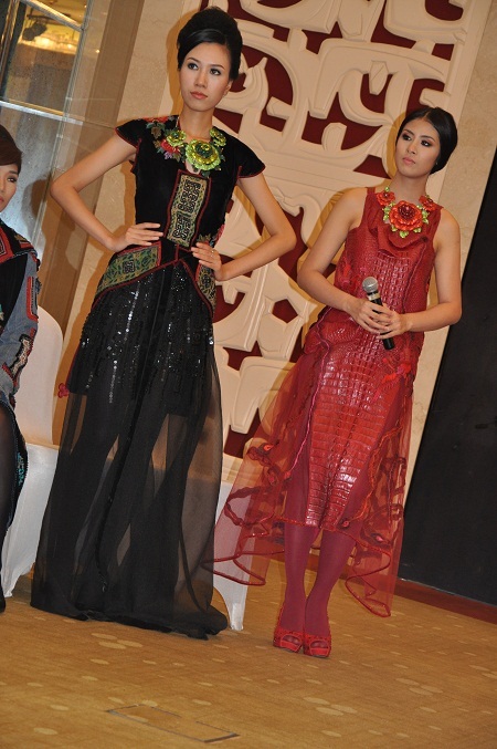 Mẫu thiết kế (đen) của NTK Công Khanh và thiết kế trên chất liệu da cá sấu của NTK Minh Hạnh (đỏ).