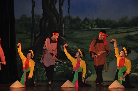 Âm nhạc, những điệu múa dân gian được sử dụng xuyên suốt từ đầu đến cuối vở kịch.