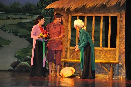 Từ việc hai mẹ con cô Xoan giống nhau mà chàng Đất đã đánh lừa được vợ chồng Quan lớn.