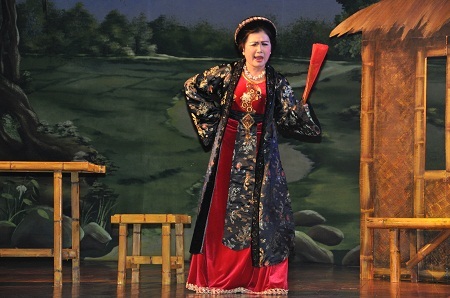 Quan bà do NSƯT Lệ Ngọc đóng.