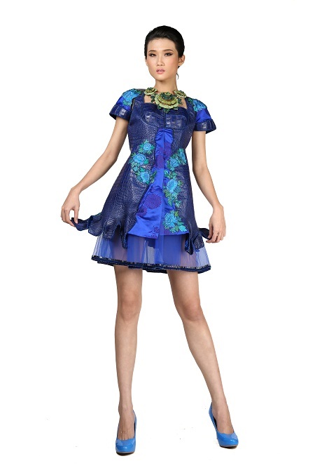 Chất liệu da cá sấu được NTK Minh Hạnh đặc biệt quan tâm trong bộ sưu tập lần này.