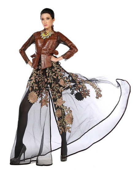 Da cá sấu được kết hợp tinh tế với vải lanh