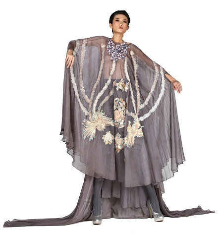 Thổ cẩm được coi là sở trường của NTK Minh Hạnh qua các bộ trang phục.