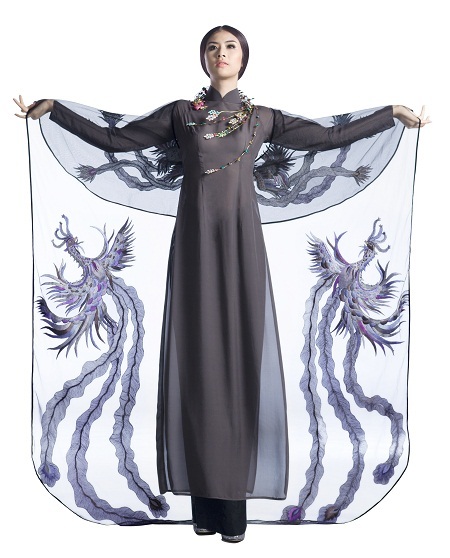 Da cá sấu được kết hợp tinh tế với vải lanh