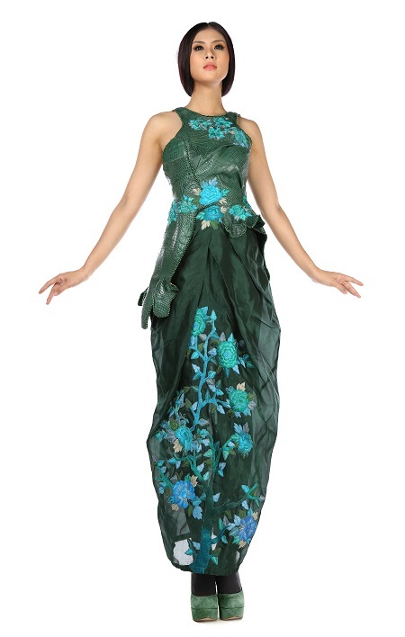 Da cá sấu được kết hợp tinh tế với vải lanh