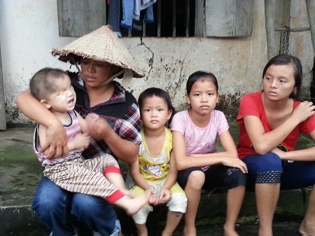 Lại thêm một bé 2 tuổi đáng thương khiếm khuyết... "cửa sổ tâm hồn" - 4 Chị Ngô Thị Loan cho biết, sinh con ra Lâm đã không có mắt như bao đứa trẻ khác.