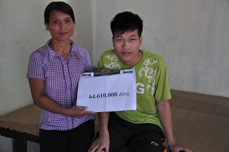 Hai mẹ con nhận quà bạn đọc Dân trí trong thời gian qua.