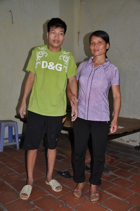 Niềm vui của Chiến khi đứng được dậy và đang tập đi lại.