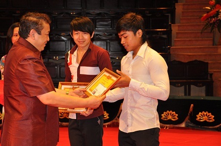 Hai học sinh người Campuchia nhận giấy khen của nhà trường.