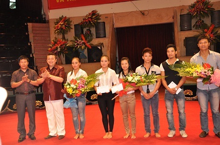 Hai học sinh người Campuchia nhận giấy khen của nhà trường.