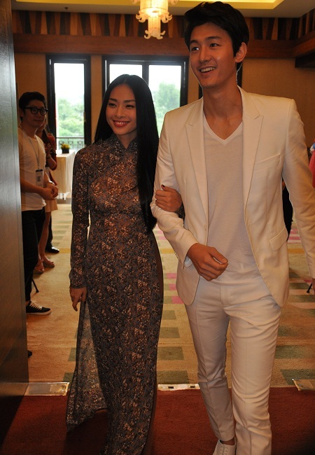 Sự xuất hiện của hai diễn viên tại buổi họp báo sáng 6/9.