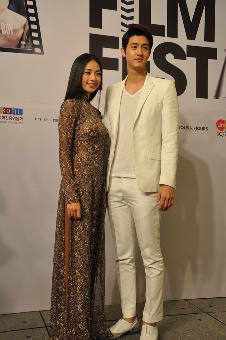 Hai diễn viên chụp ảnh lưu niệm cùng nhau tại buổi họp báo.