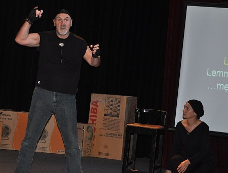 Một mình đảm nhiệm 5 vai nhân vật, Brian thể hiện nhiều trạng thái cảm xúc khác nhau.