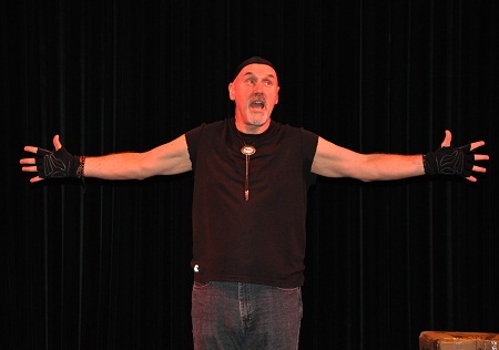 Có những lúc cảm xúc lên cao trào bởi những kí ức khủng khiếp của cuộc chiến tranh ùa về.