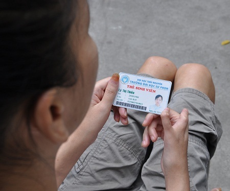 Xót xa khi nhìn lại tấm thẻ sinh viên ngày em còn đi học.