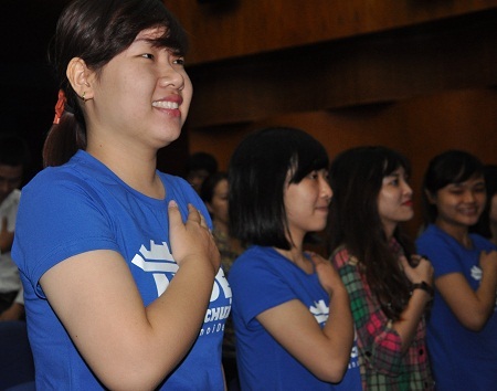 Nhiều bạn trẻ đặt tay lên trái tim hứa sẽ xây dựng một Hà Nội đẹp và văn minh hơn.