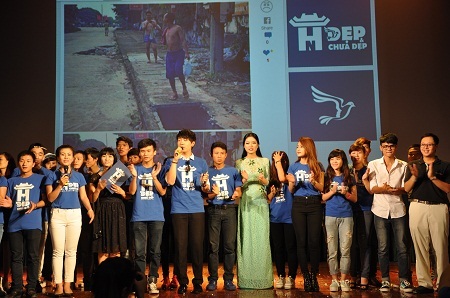 Cùng nhau hát vang bài Nối vòng tay lớn để bắt đầu khởi động xây dựng Hà Nội thực sự đẹp hơn.