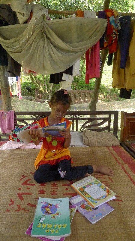 Hương là học sinh chăm ngoan và có lực học khá - Thầy Thanh cho biết.