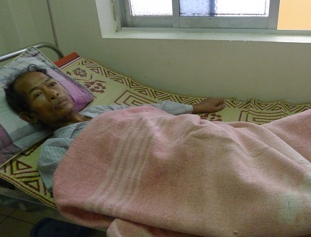 Không có người thân bên cạnh chăm sóc nên các bác sĩ và y tá trong khoa thay nhau chăm sóc bác.