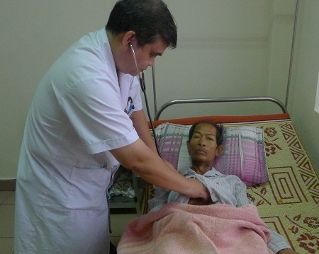 Không có người thân bên cạnh chăm sóc nên các bác sĩ và y tá trong khoa thay nhau chăm sóc bác.