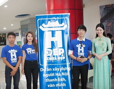 Nhiều bạn trẻ đặt tay lên trái tim hứa sẽ xây dựng một Hà Nội đẹp và văn minh hơn.