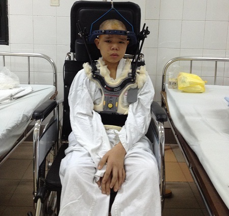 Ngã cắm đầu xuống mương nước khi chăn bò, bé 13 tuổi nguy cơ liệt vĩnh viễn - 5 Số tiền 60, 70 triệu đồng bản thân chị Hoa không thể lo nổi để con được phẫu thuật.