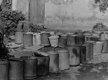 Hà Nội những năm 80 thế kỷ trước trong ống kính một người Anh - 11 Hà Nội xưa những ngày mất nước nên các gia đình phải xếp thùng lấy nước ở nơi công cộng.