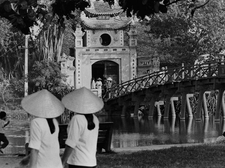 Hà Nội những năm 80 thế kỷ trước trong ống kính một người Anh - 6 Hình ảnh đền Ngọc Sơn và cầu Thê Húc cách đây 30 năm trước.