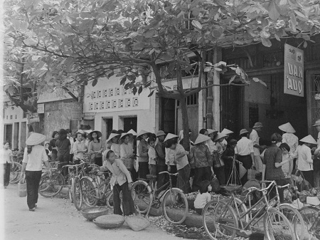 Hà Nội những năm 80 thế kỷ trước trong ống kính một người Anh - 7 Thời bao cấp, mọi người xếp hàng chờ mua rau quả.