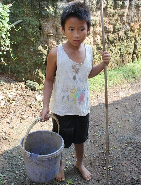 Nỗi lo đứa cháu thơ thất học luôn thường trực trong suy nghĩ của ông Lim khiến ông sợ hãi.
