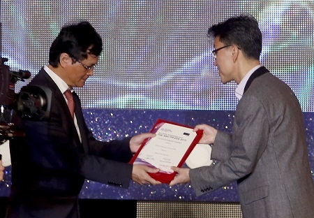 Chương trình Hot Radio của Việt Nam giành giải ABU Prizes 2013 - 4 Đại diện đài Truyền hình Hàn Quốc nhận giải thưởng.