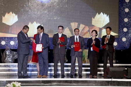 Chương trình Hot Radio của Việt Nam giành giải ABU Prizes 2013 - 7 Các tác phẩm xuất sắc được nhận bằng khen.