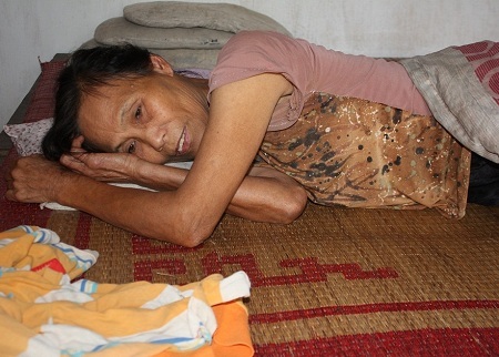 Bà nội ốm nằm liệt giường nhiều năm nay nên không giúp được việc gì cho hai ông cháu.