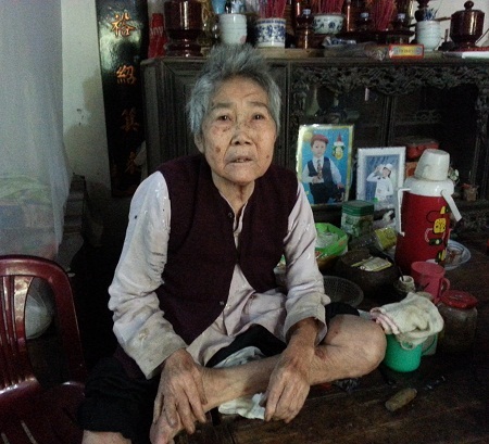 Hơn 57 triệu đồng đến với gia đình bị tạo hóa trêu ngươi - 3 Mẹ chồng năm nay đã 84 tuổi, già yếu và không đi lại được, cũng một tay chị Thi chăm sóc.