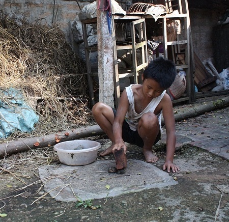 Em thường lấy mảnh gạch vỡ đập vỏ ốc để lấy ruột chế món ăn với cơm.
