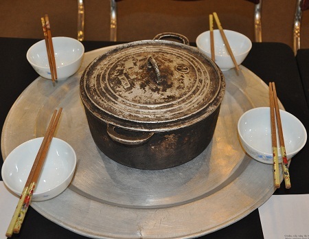 Chiếc nồi gang nấu cơm cũng trở nên gắn bó.