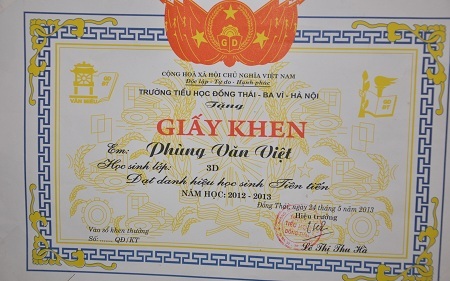 Không có ai kèm cặp nhưng em luôn cố gắng học tốt để ông bà vui lòng.