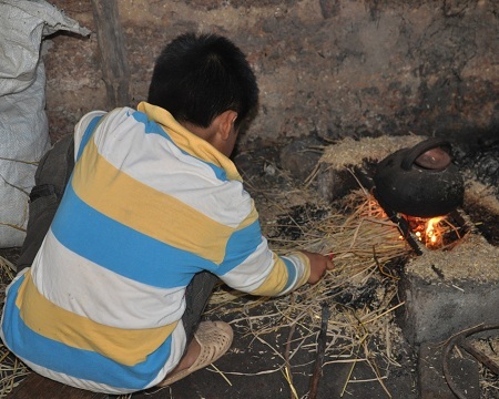 Em còn biết sắc cả thuốc cho bà uống hàng ngày.