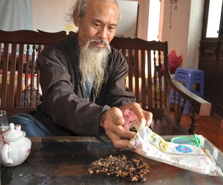 Ông Lim khoe những túi ốc đã phơi khô để ăn dần trong mùa đông của gia đình.