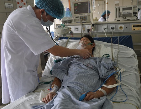 Ở khoa Hồi sức tích cực, bệnh nhân được lọc máu thận nhân tạo, thở máy và dùng thuốc kháng sinh.